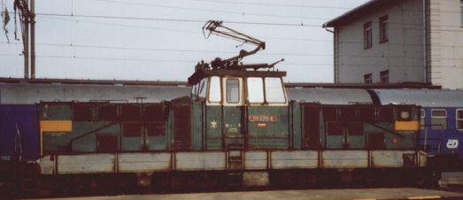 lokomotywa 111 020-4 na stacji Praha Hl. N., 4 maja 1999