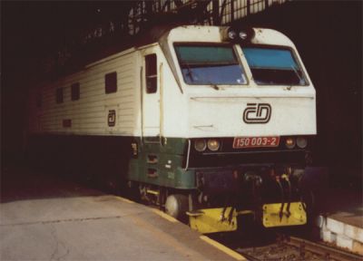 lokomotywa 150 003-2 z pocigiem IC 121 przed odjazdem ze stacji Praha Hl. N., 4 maja 1999