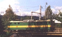 Zielona lokomotywa elektryczna kolei czeskich na wiadukcie w ylinie (55 KB)