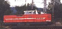 Czerwona lokomotywa spalinowa manewrowa na wiadukcie w ylinie (27 KB)