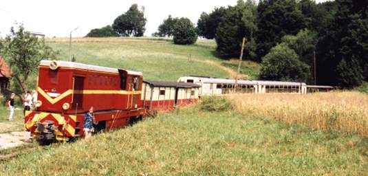 Stacja Bachórz. Skład zestawiony z lokomotywą Lyd2. 11.07.99