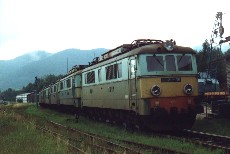 ET21-495 na czele 'trupw' w lokomotywowni Wabrzych